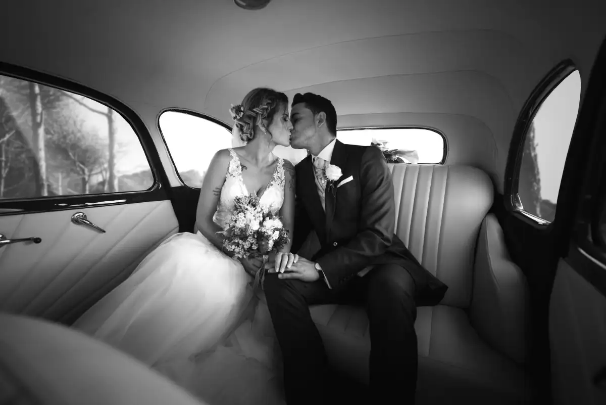 Los novios abrazados en el jardín de la finca